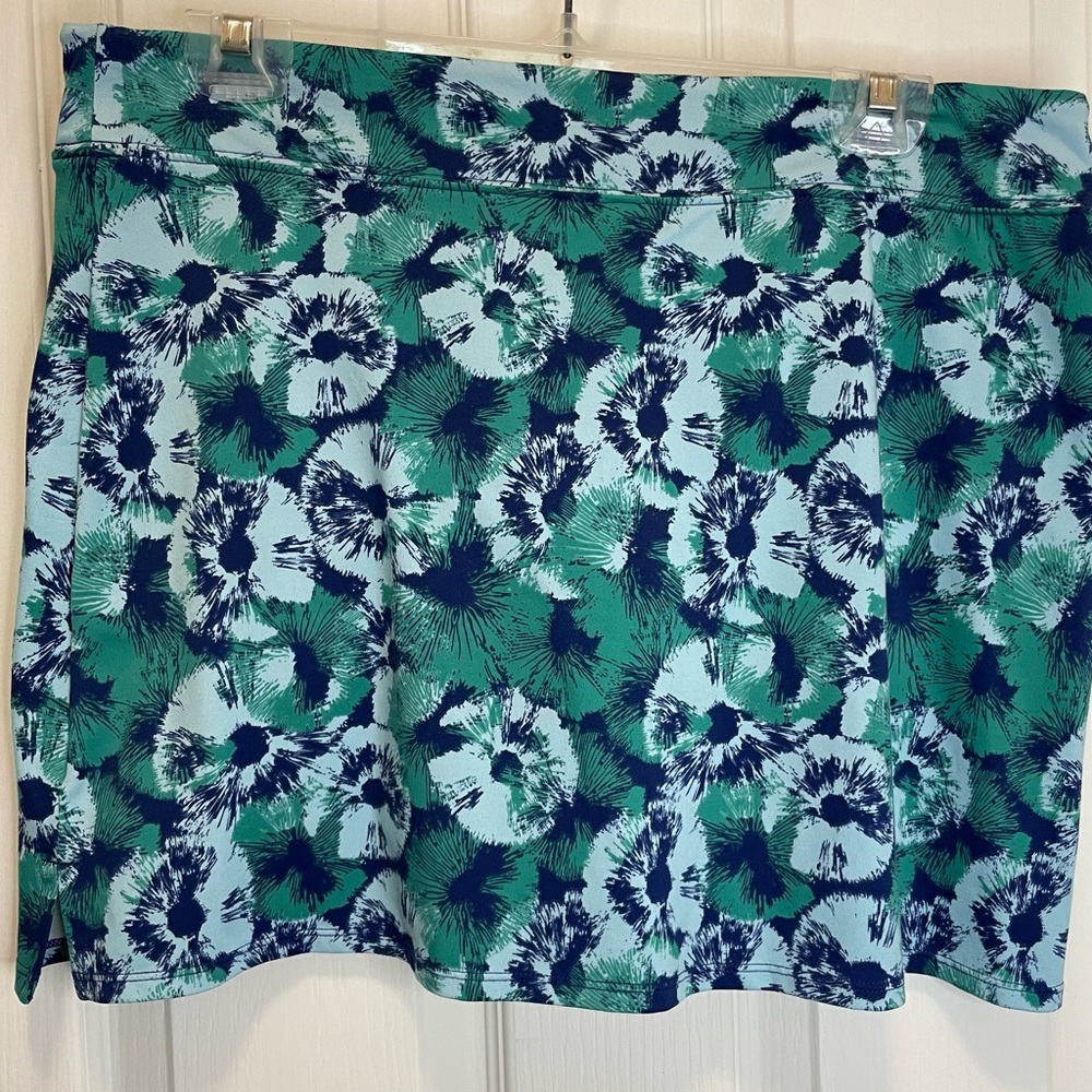Tranquility women’s knit skort size large. Navy/green/lt green floral print